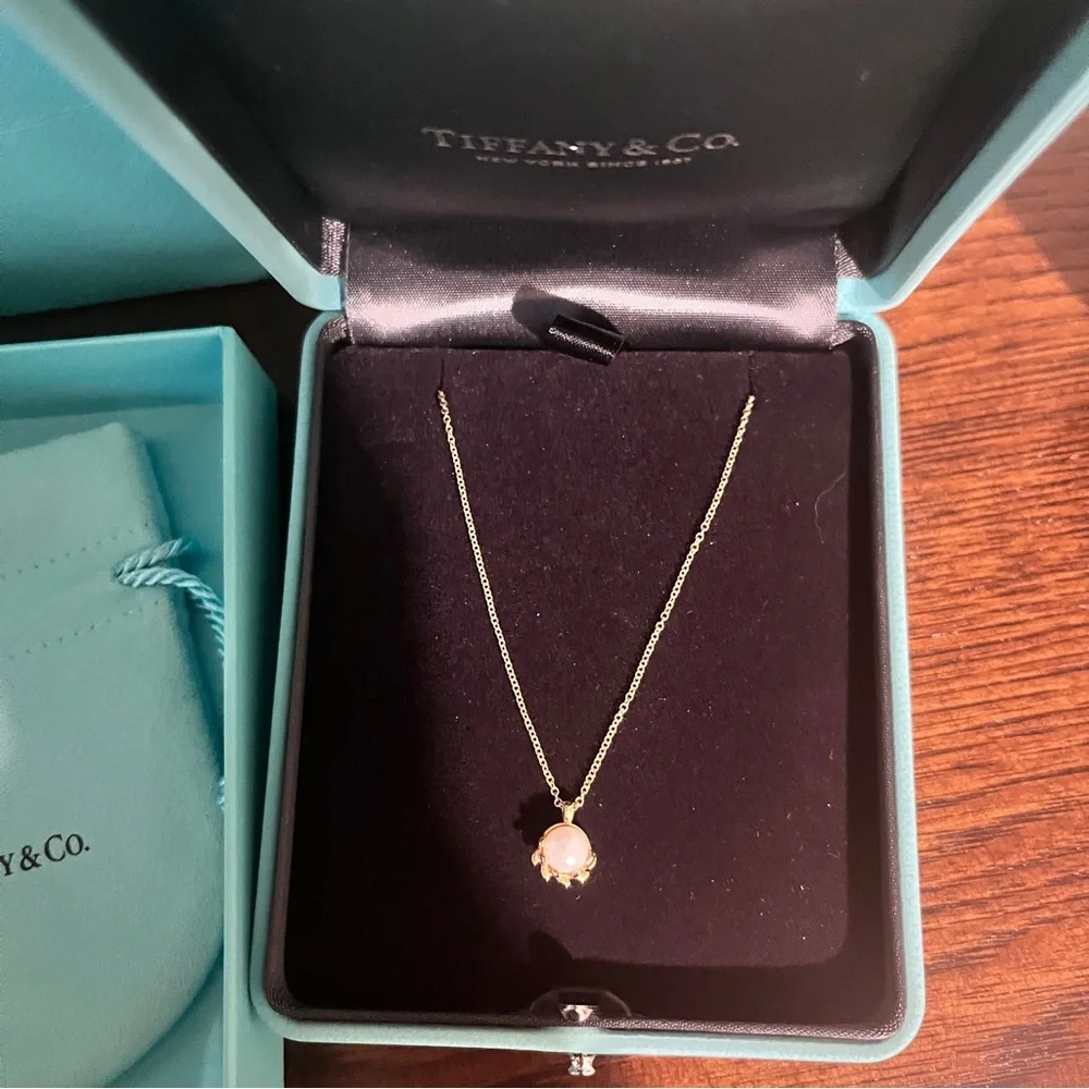 Olive Leaf Pendant in Yellow Gold with Pearls by Paloma Picasso - Picture 3 of 4